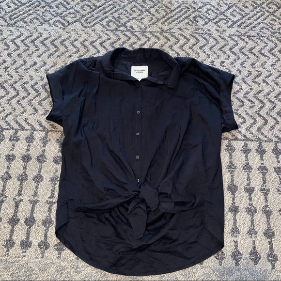 Abercrombie & Fitch Tops - Abercrombie tie shirt